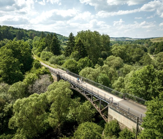 Het Kyll-fietspad voert ook over bruggen, zoals hier bij Stadtkyll, &copy; Eifel Tourismus GmbH, Dominik Ketz