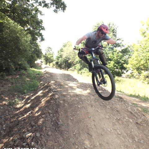 Radfahrer springt &uuml;ber Kicker, &copy; Fraktur Magazin