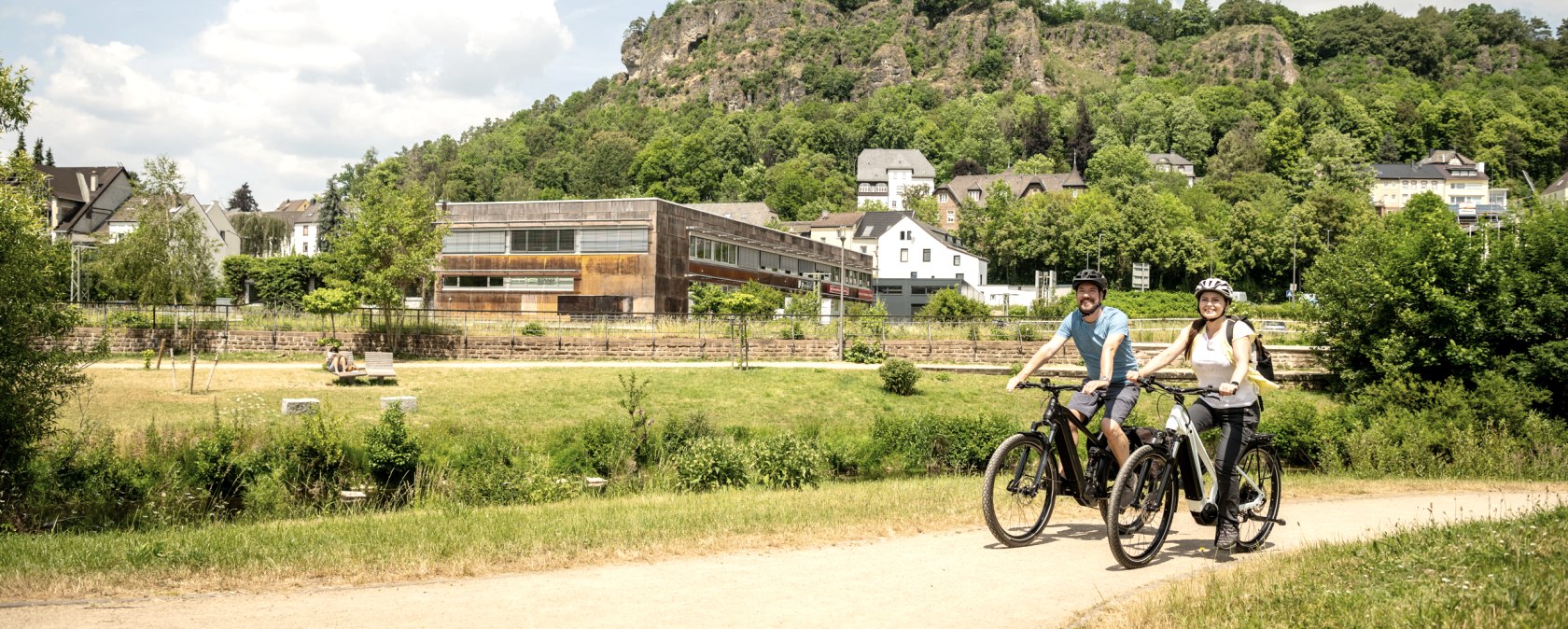 Kyll fietspad in Gerolstein. met de Dolomieten op de achtergrond, &copy; Eifel Tourismus GmbH, Dominik Ketz