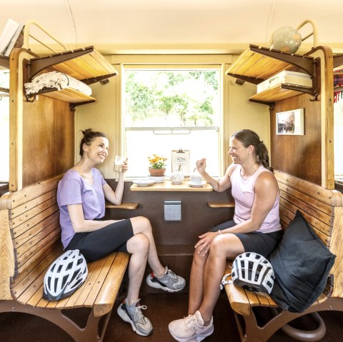 Kaffeepause im Café Stullwerk, Eisenbahnmuseum, © Eifel Tourismus GmbH, Dominik Ketz