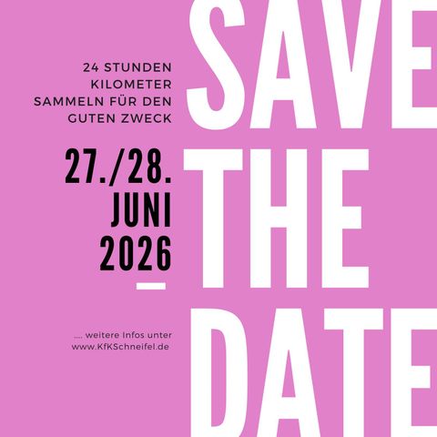 Eine alte rote Lokomotive steht an einem Bahnhof mit einem Anhänger. Im Hintergrund sind Bäume und eine Uhr zu sehen.