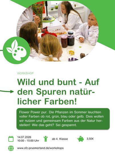 Zwei Kinder tragen Virtual-Reality-Headsets und interagieren mit der Technik. Im Hintergrund sind Computer und Bilder an der Wand sichtbar.