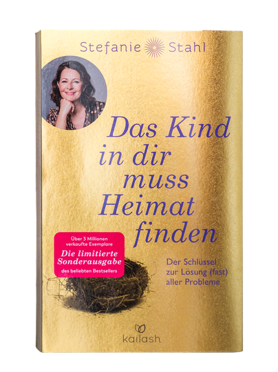Ein Buchcover mit dem Titel „Das Kind in dir muss Heimat finden“ von Stefanie Stahl. Es hat ein goldenes Design und zeigt ein Bild der Autorin.