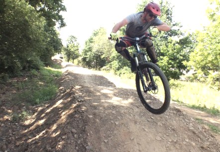 Radfahrer springt &uuml;ber Kicker, &copy; Fraktur Magazin