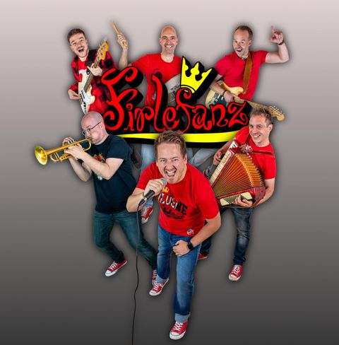 Un groupe de six musiciens se tient ensemble et joue de différents instruments. Ils portent des T-shirts rouges et semblent joyeux et pleins d'énergie.