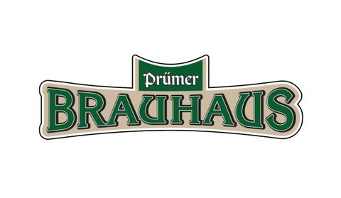 Ein Logo des Prümers Brauhauses. Es zeigt den Schriftzug „Prümer BRAUHAUS“ in grüner und schwarzer Schrift.