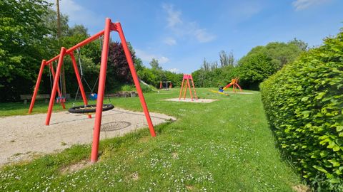 Bunt gestalteter Kinderspielplatz.