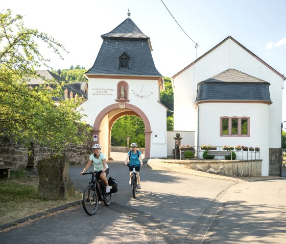 Arc de porte &agrave; St. Thomas sur la piste cyclable de la Kyll, &copy; Eifel Tourismus GmbH, Dominik Ketz