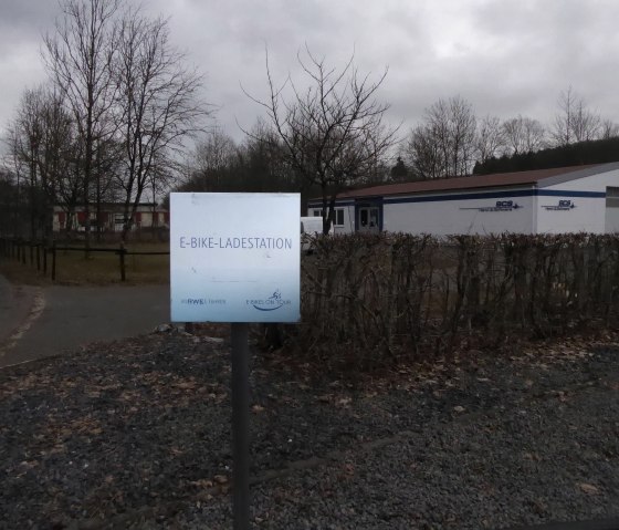 E-Bike Ladestation Bleialf Hinweisschild, &copy; Tourist-Information Pr&uuml;mer Land