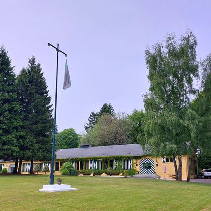 Frontalansicht aus der Ferne auf die Hubertus Stube