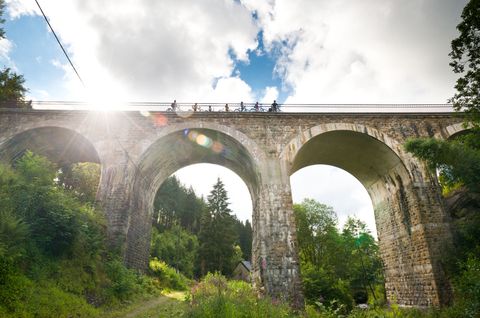 Radfahrer auf dem Reichensteiner Viadukt der Vennbahn bei Sonnenschein.
