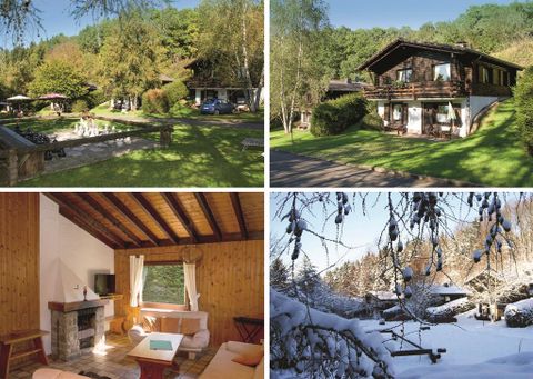 Zwei gemütliche Ferienhäuser in einer grünen Landschaft, umgeben von Bäumen. Unten links ist ein helles Wohnzimmer mit Holzdetails, und rechts eine verschneite Aussicht.