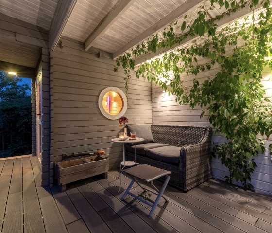 2025_07_16-19_Backhaus_Sauna_Exterior_Nacht_3