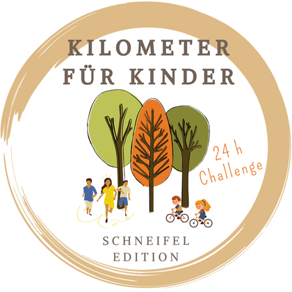 Ein Logo für die "Kilometer für Kinder" Challenge mit Bäumen, einer Laufgruppe und Kindern auf Fahrrädern. Es zeigt die 24-Stunden-Herausforderung und die Schneifel-Edition.