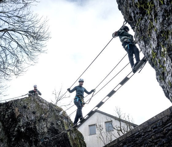 Bij de klimpassage Hexenfall ga je over een hangbrug boven de waterval., &copy; Felsenland S&uuml;deifel Tourismus GmbH, LMZ Media