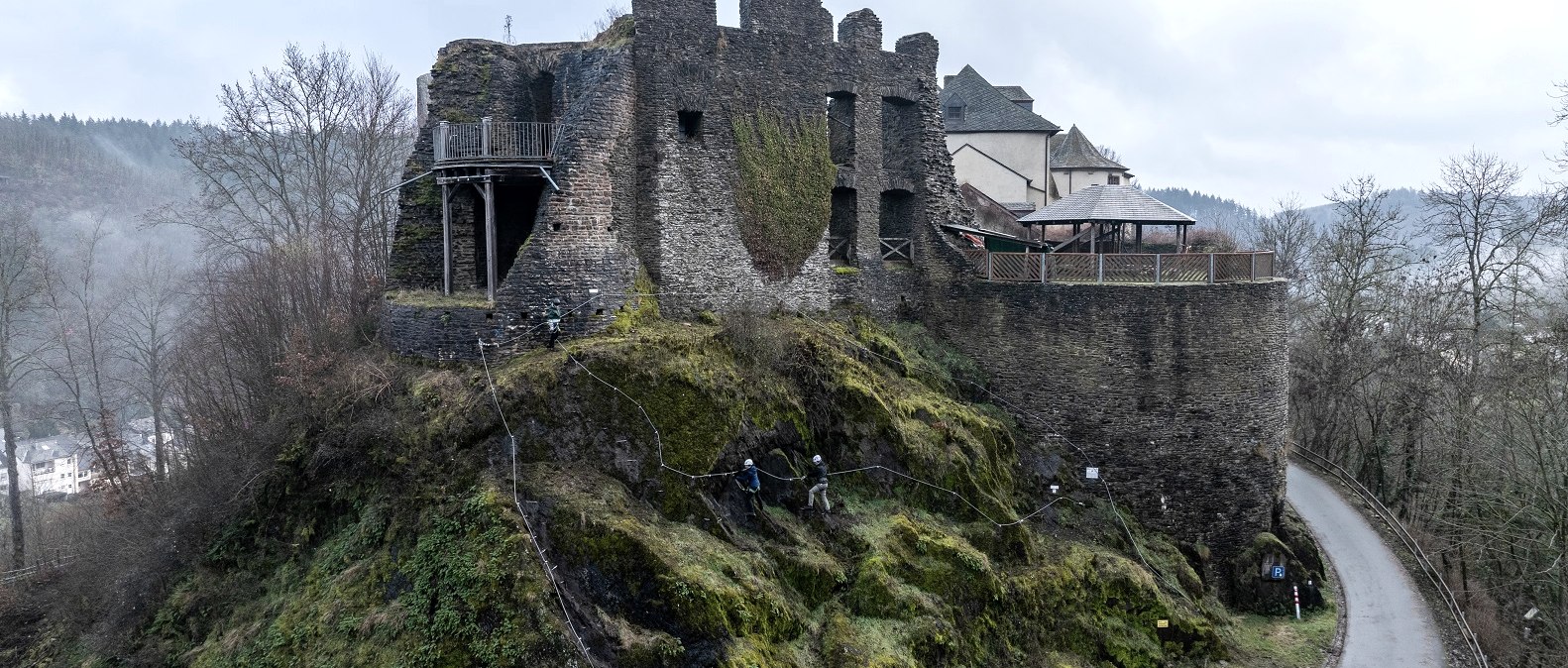 De klimpassage bij het kasteel is de kroon op de klettersteig van Neuerburg., &copy; Felsenland S&uuml;deifel Tourismus GmbH, LMZ Media