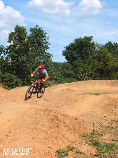Ein Fahrradfahrer auf einem Pumptrack in Pronsfeld