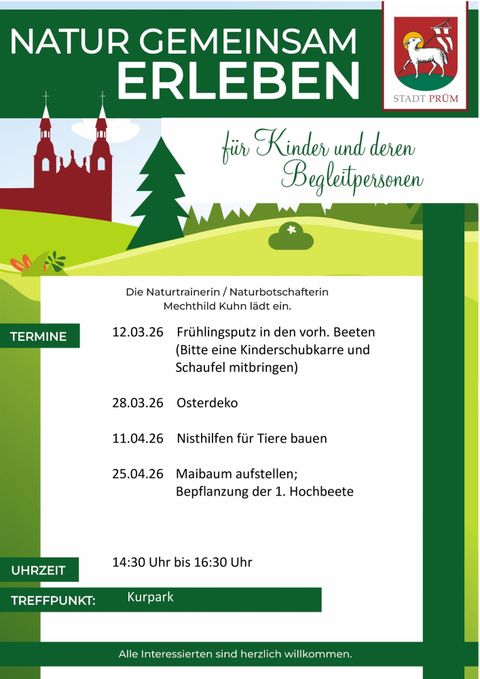 Ein Holzschild mit der Aufschrift „Klettern 032“ hängt an einem Baum. Im Hintergrund sind hohe Bäume und herbstliche Blätter zu sehen.