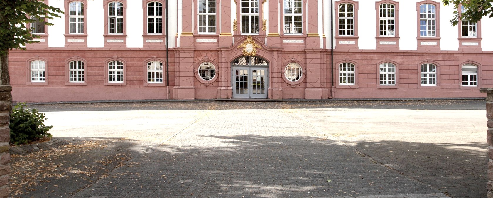 Ehemaliges Abteigebäude Portal, © Tourist-Information Prümer Land/PM Studio